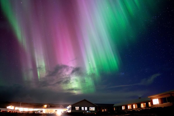 La aurora boreal sobre el Hótel Dyrhólaey